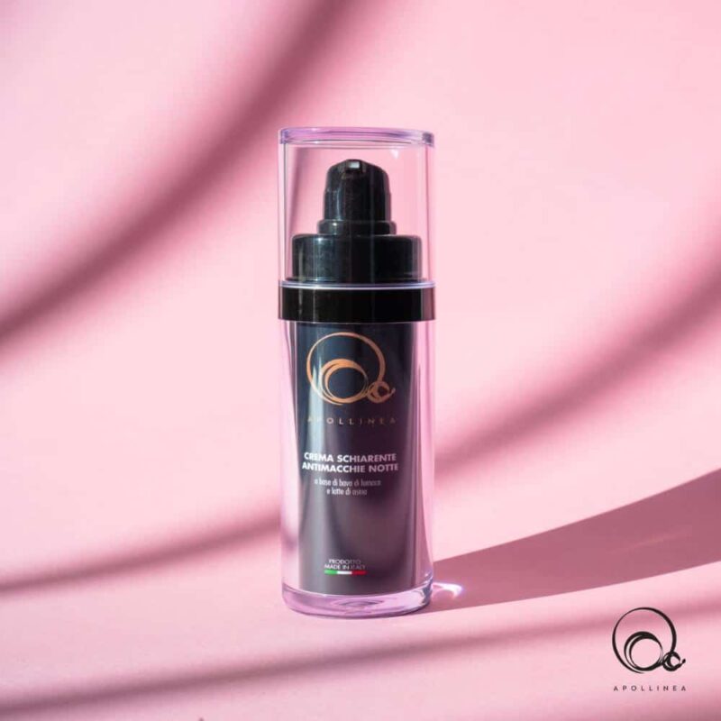 La Crema Schiarente macchie alla bava di lumaca di Apollinea, attenua le macchie scure e previene la comparsa di nuove, impedendo la formazione di accumuli di melanina.