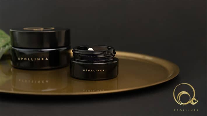 La Crema viso Apollinea è un cosmetico naturale antirughe certificato, composto per il 40% di siero di latte d’asina e per il 20% di concentrato di bava di lumaca